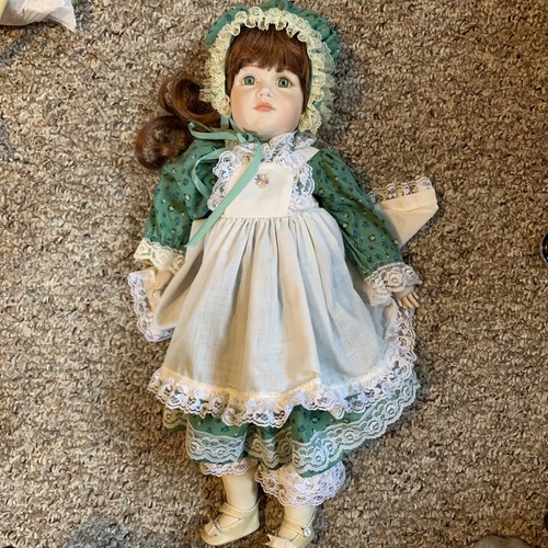 【antique doll】lithograph vintage Vintage THE HERITAGE MINT LTD 1988 Porcelain Doll With Cloth