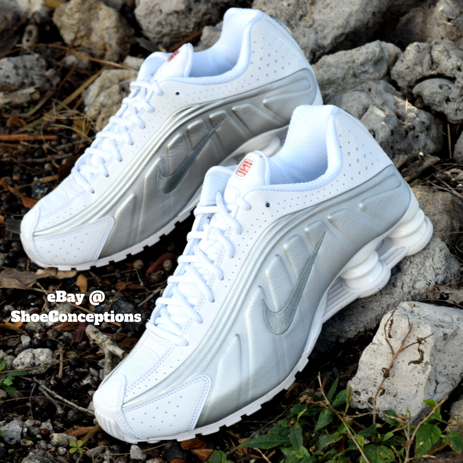 靴 Nike Shox R4 White and llic Silver Shox R4 Sneaker in White/Metallic Silver/White - Nike