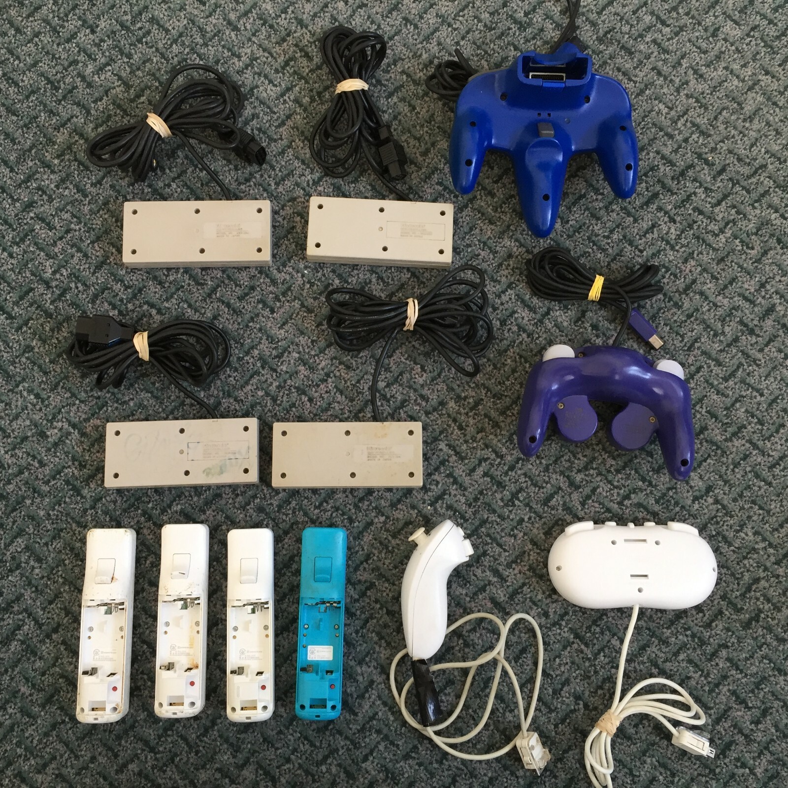 LOT OF 12 BROKEN NINTENDO CONTROLLERS - 4 NES 1 N64 1 GameCube 4 Wii Mote