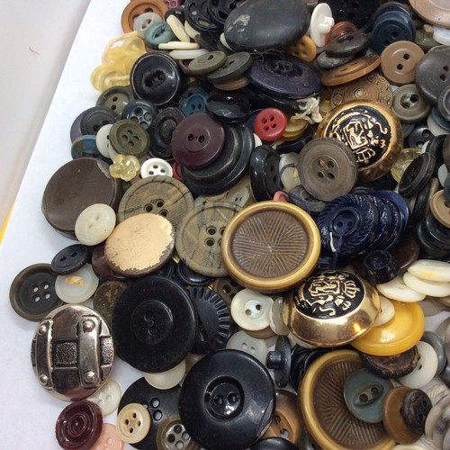 Vintage Button Lot Of 500 Mixed Materials Plastics MOP Metal Vegetable Ivory