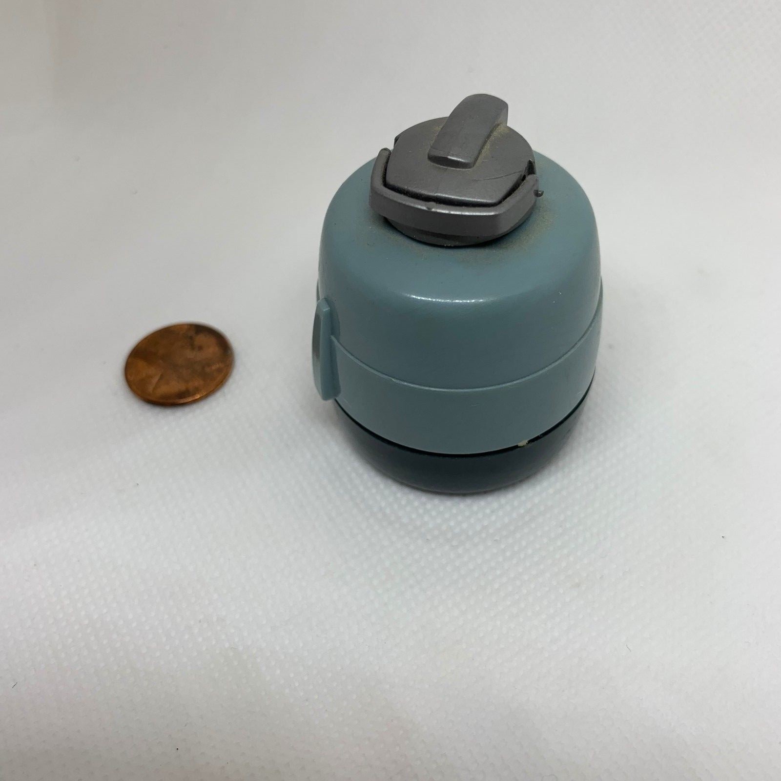 VINTAGE General Electric Swivel-Top Cleaner Mini Sewing Kit, Thread Pins 2