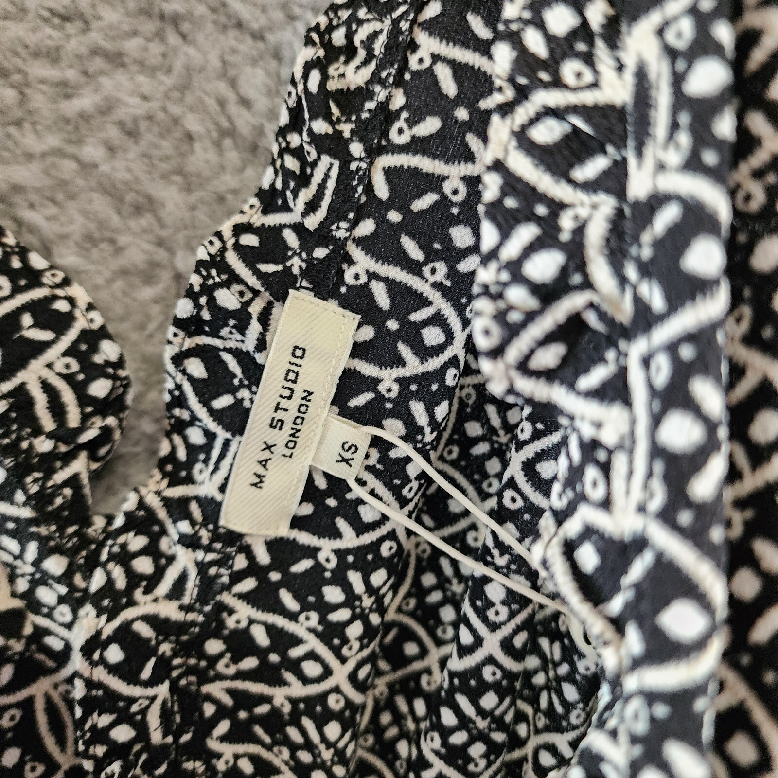 Max Studio Shirred Medallion Print Jumpsuit Women's XS Black/White V-Neck PullOn - Picture 10 of 15
