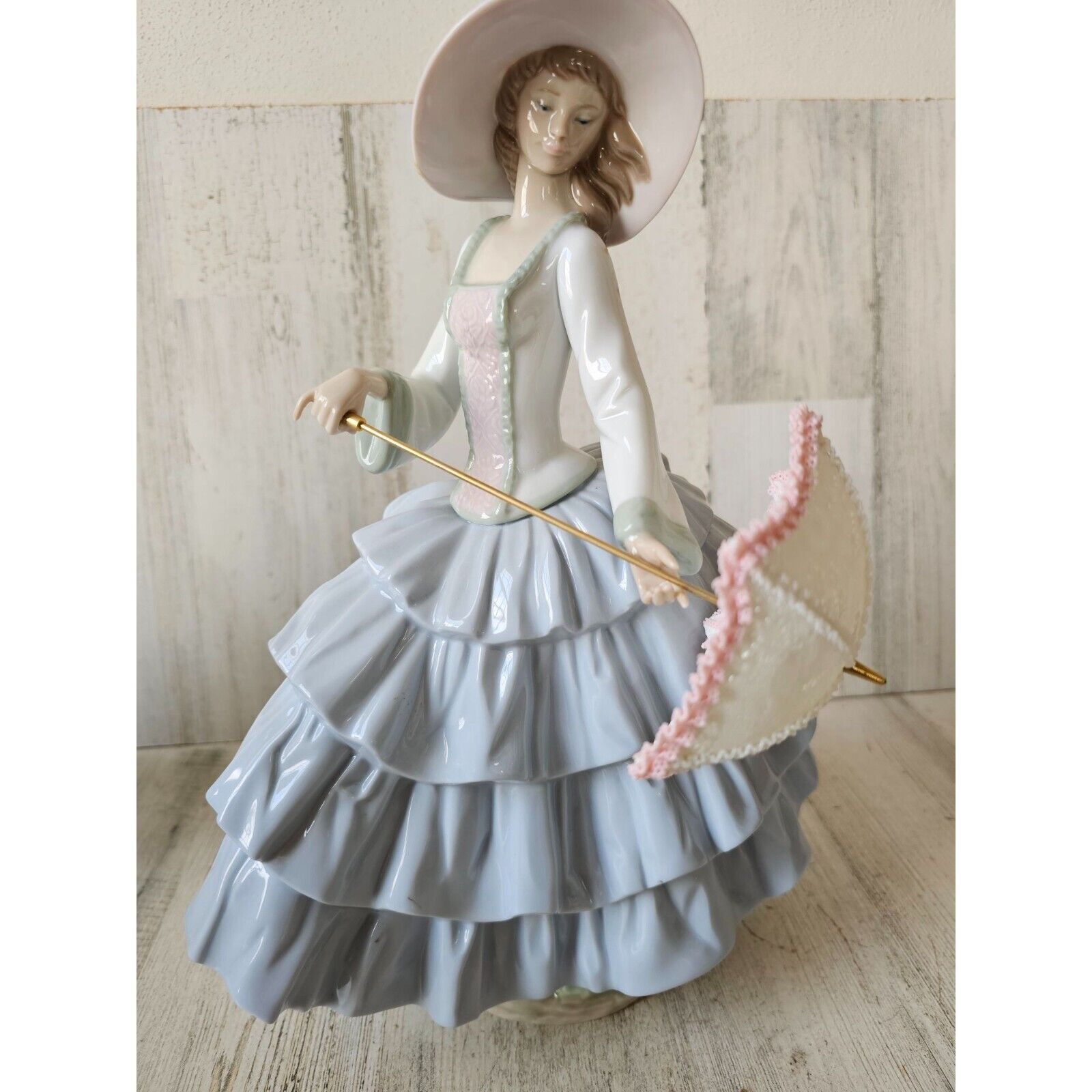 Lladro 6542 stroll in sun parasol RARE umbrella girl Lladro 6542 stroll in sun parasol RARE umbrella girl