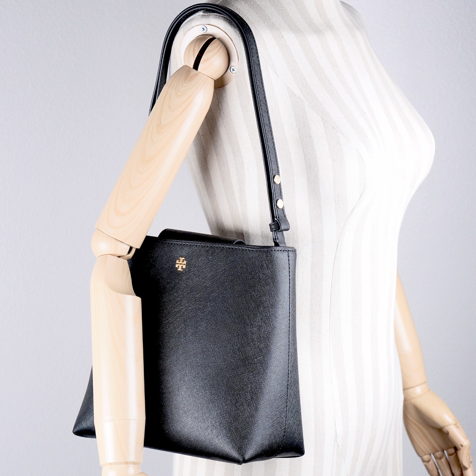 New Tory Burch Emerson Black Saffiano Bucket Bag Shoulder New Tory Burch Emerson Black Saffiano Bucket Bag Shoulder