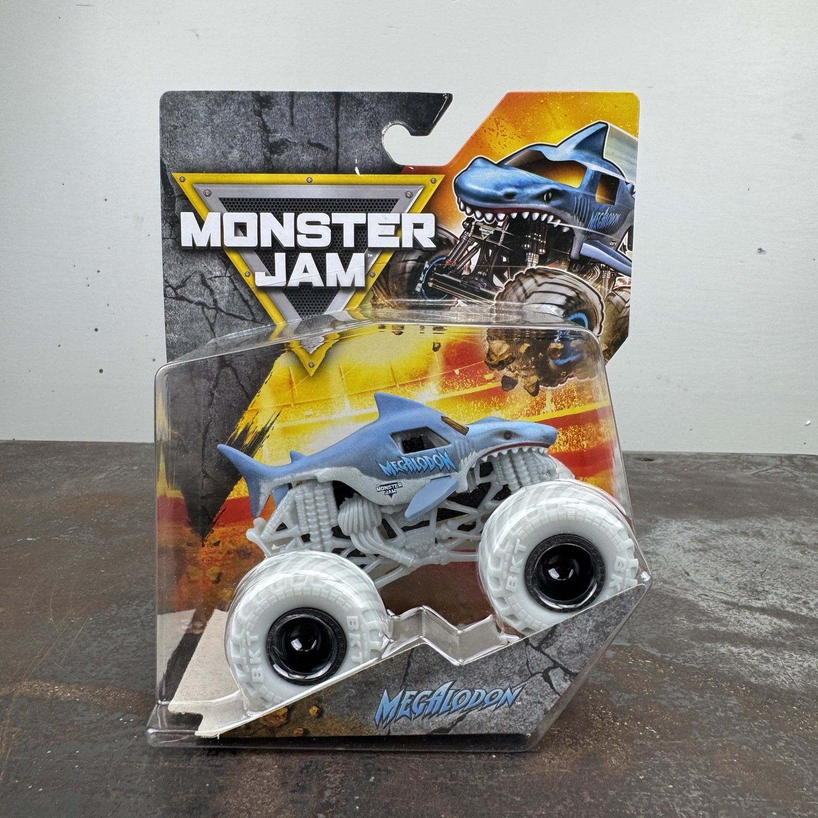 MONSTER JAM - MEGALODON w/ White BKT Wheels 1:64 Spin Master 2025 NEW / SEALED