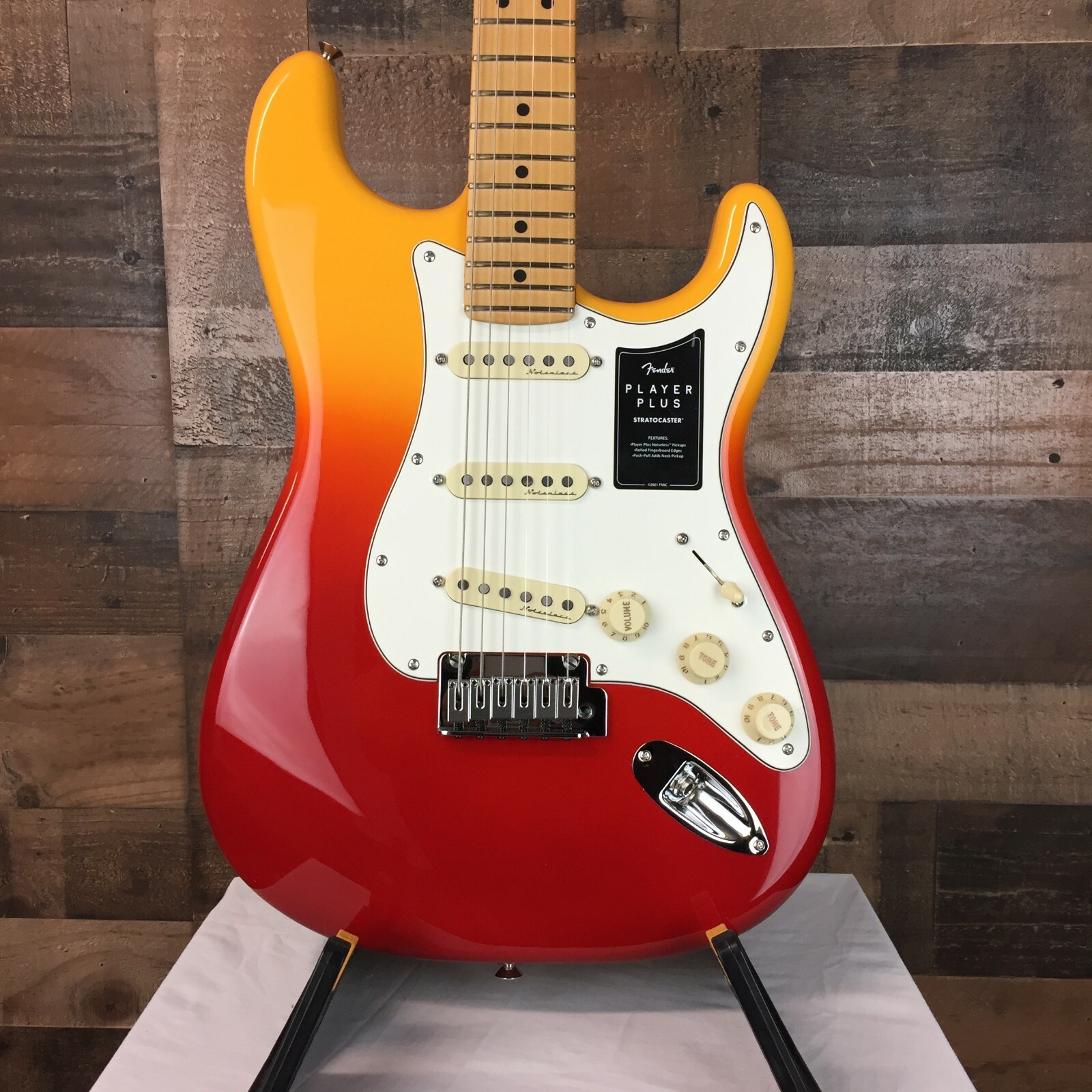 ギター Fender Mexico Player Plus Stratocaster Fender Player Plus Stratocaster Maple Fingerboard Electric