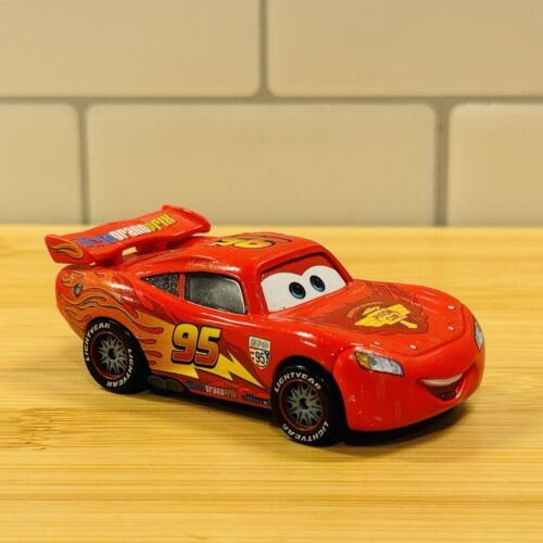 Disney Pixar Cars 2 - PIT STOP LAUNCHERS LIGHTNING MCQUEEN Disney Pixar Cars 2 - PIT STOP LAUNCHERS LIGHTNING MCQUEEN