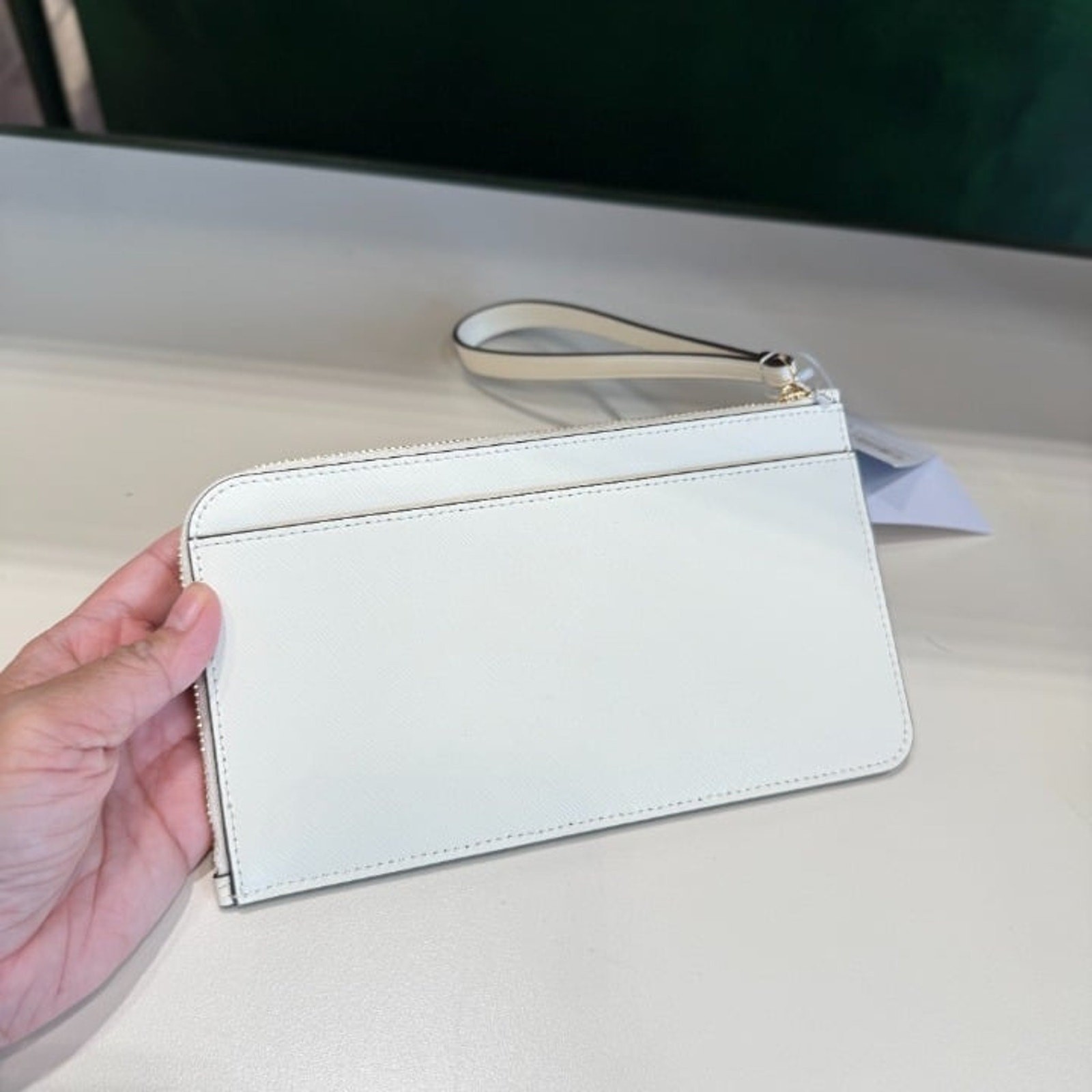 ポーチ Kate Spade KK932 Lucy Perforated Medium L-Zip Wristlet Kate Spade KK932 Lucy Perforated Medium L-Zip Wristlet In