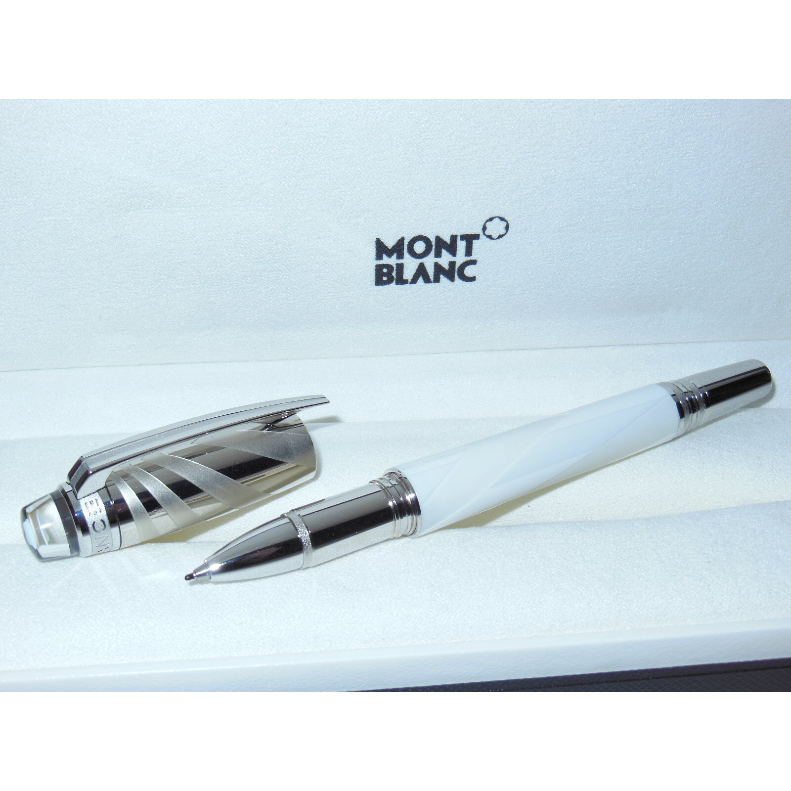 New/2ND* Montblanc Starwalker Ceramics Doue White Fineliner New/2ND* Montblanc Starwalker Ceramics Doue White Fineliner