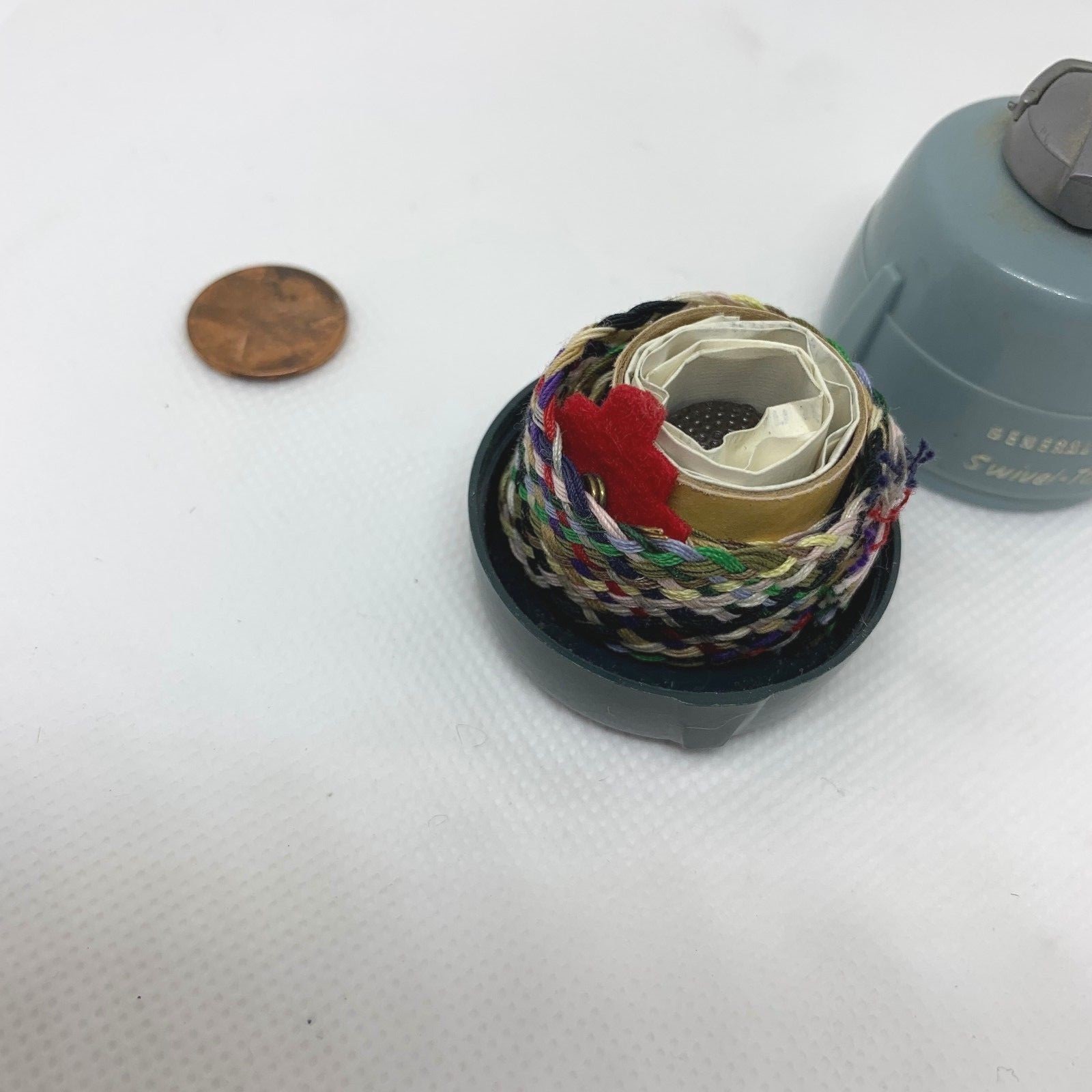 VINTAGE General Electric Swivel-Top Cleaner Mini Sewing Kit, Thread Pins 2