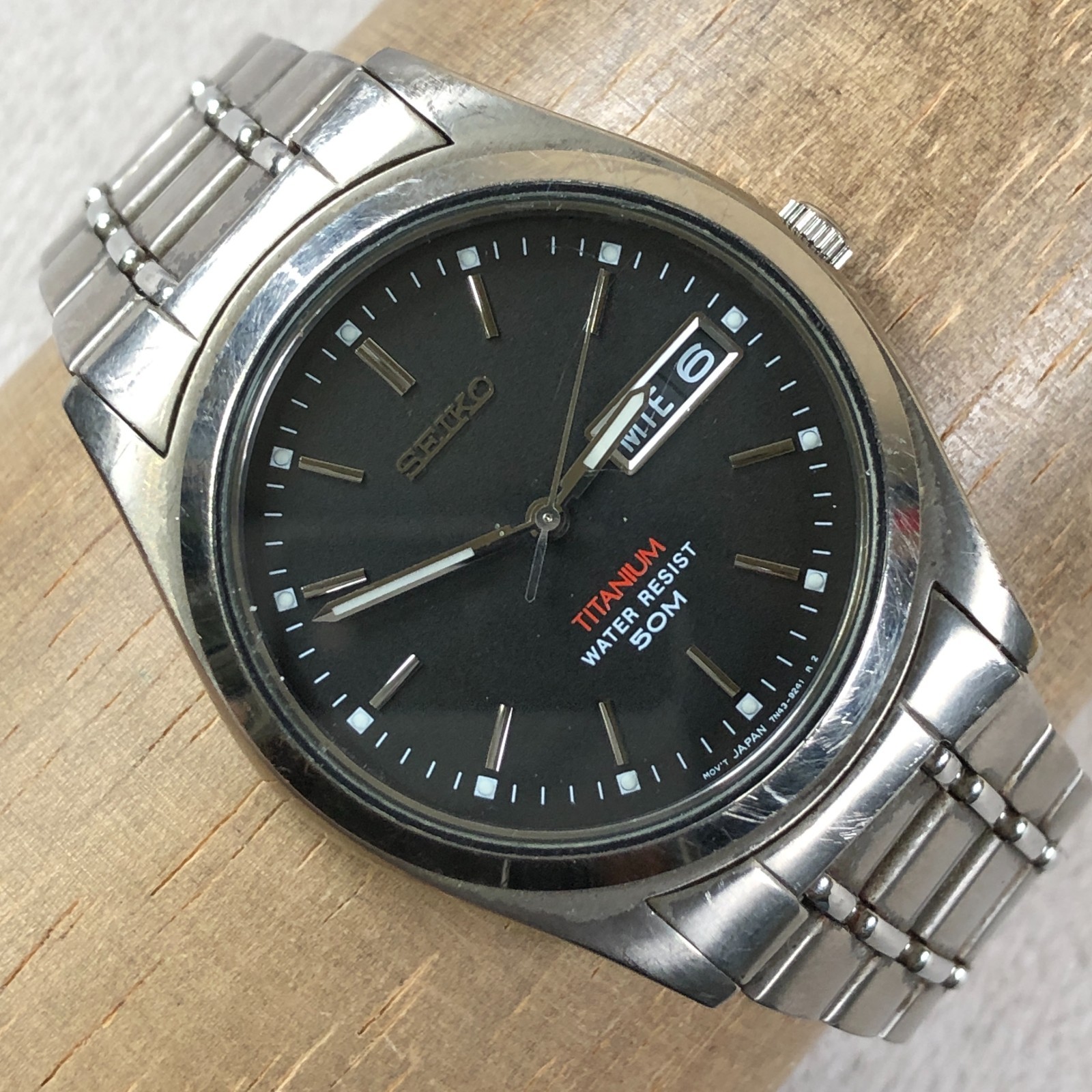 Seiko Men 7N43-9050 Fashion Day Date Silver Titanium Quartz