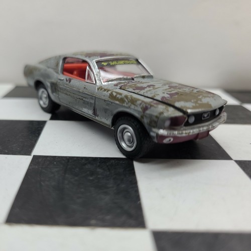 グリーンライト 1/64 1968 フォード マスタング GT クーペ チェイス 1968 Ford Mustang GT Fastback - Green 1:64 Scale Model Car