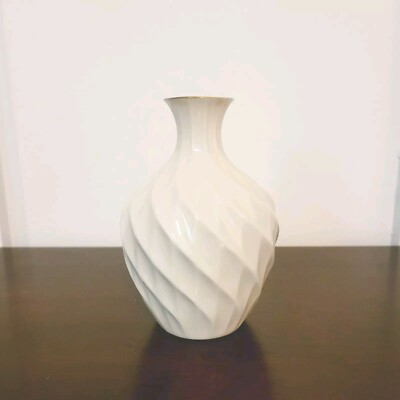 Lenox Classic Ivory 24K Yellow Gold Trimmed Richmond Swirl Bud Vase 5 1/2''