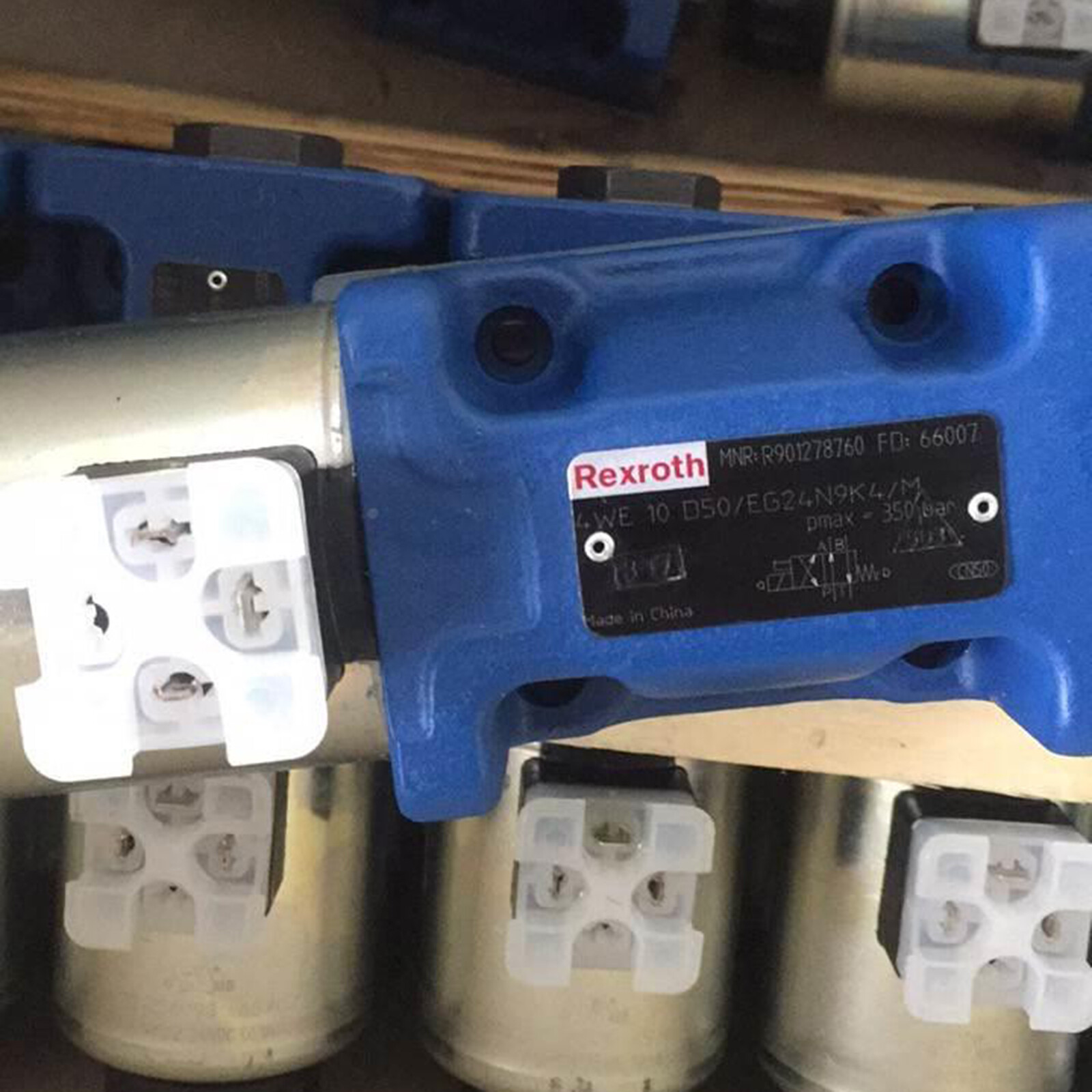 one new Rexroth R901278760 4WE10D50/EG24N9K4/M Directional