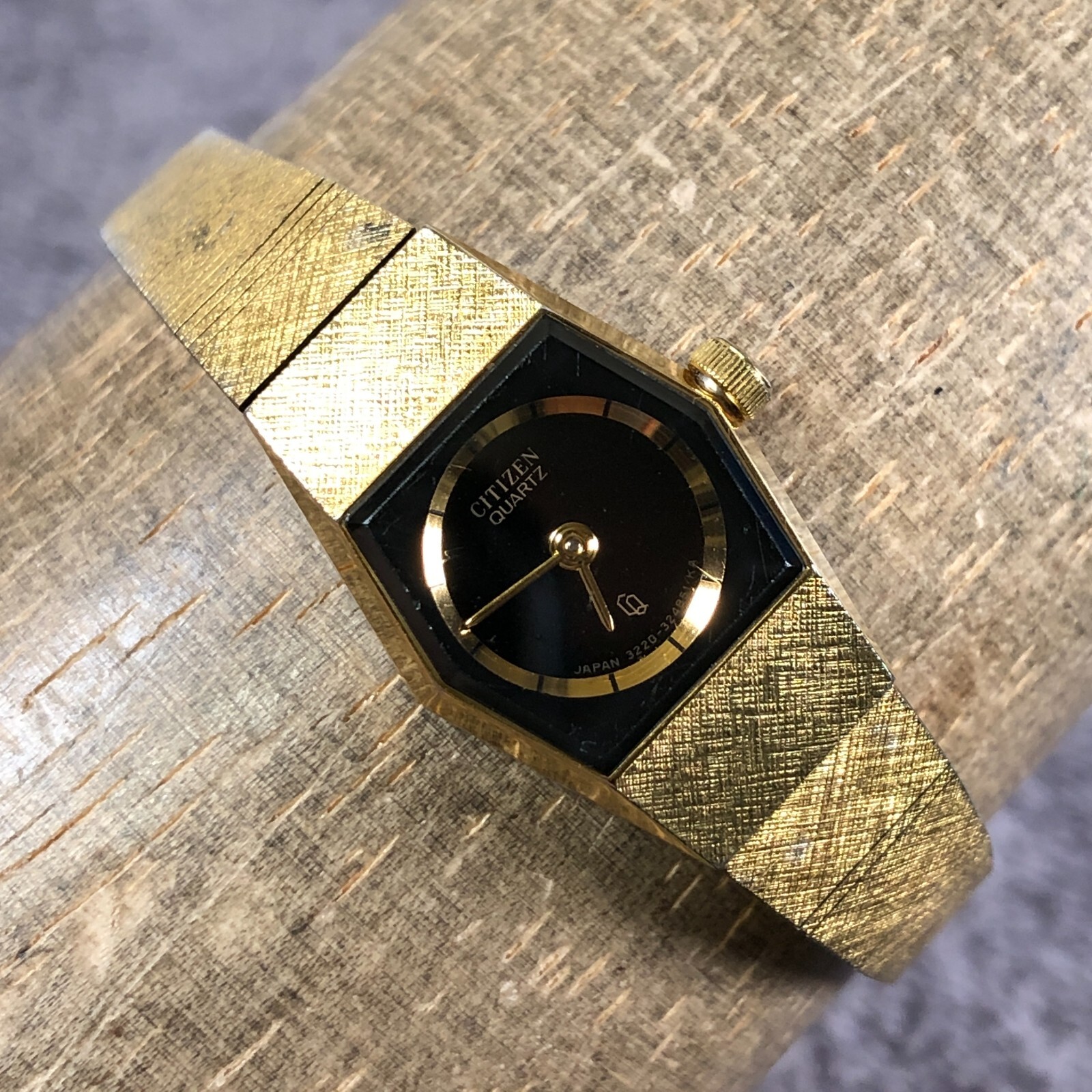 Vintage Citizen CQ Women 3220-322231 Hexagonal Black Dial Gold