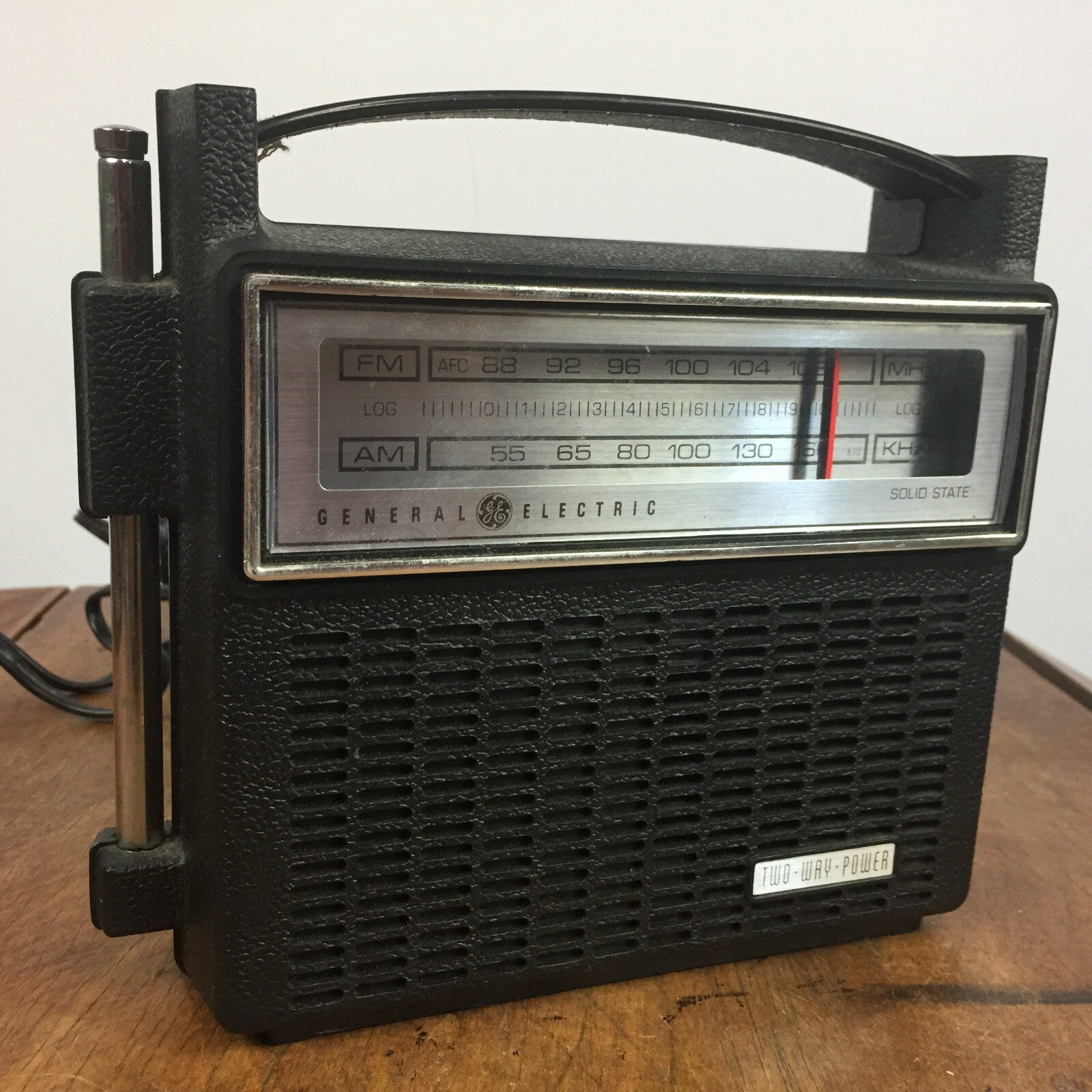 Minty Retro Atomic Mid Century Vintage GE Travel Mantle Shelf Radio 70s 60s 