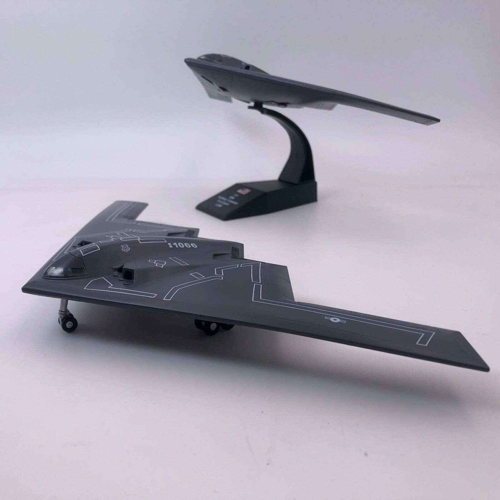 WLTK USAF B-2A America Spirit Stealth Bomber 1/200 Diecast