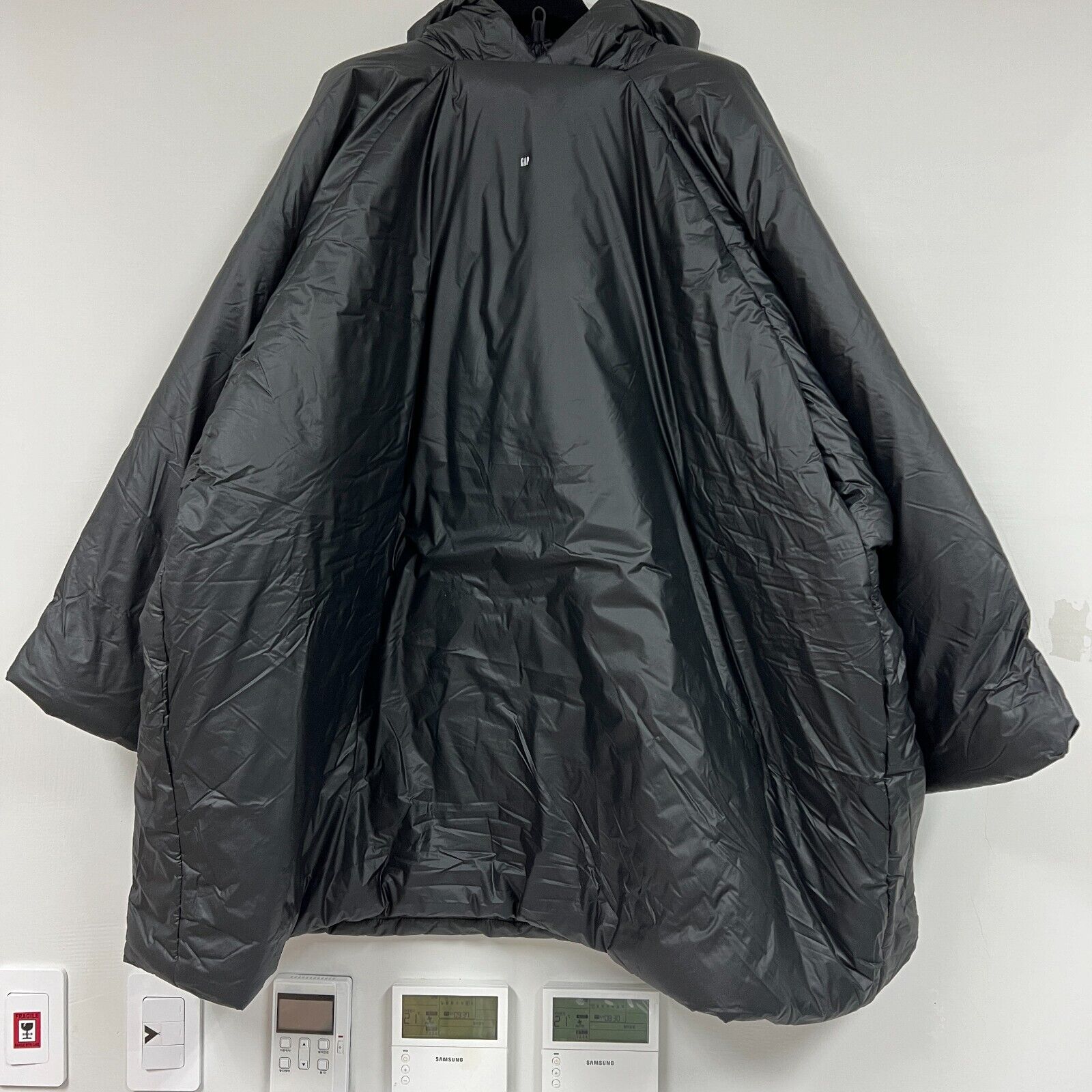 Yeezy Gap Engineered By Balenciaga T-Cut Puffer Parka Black Yeezy Gap Engineered By Balenciaga T-Cut Puffer Parka Black