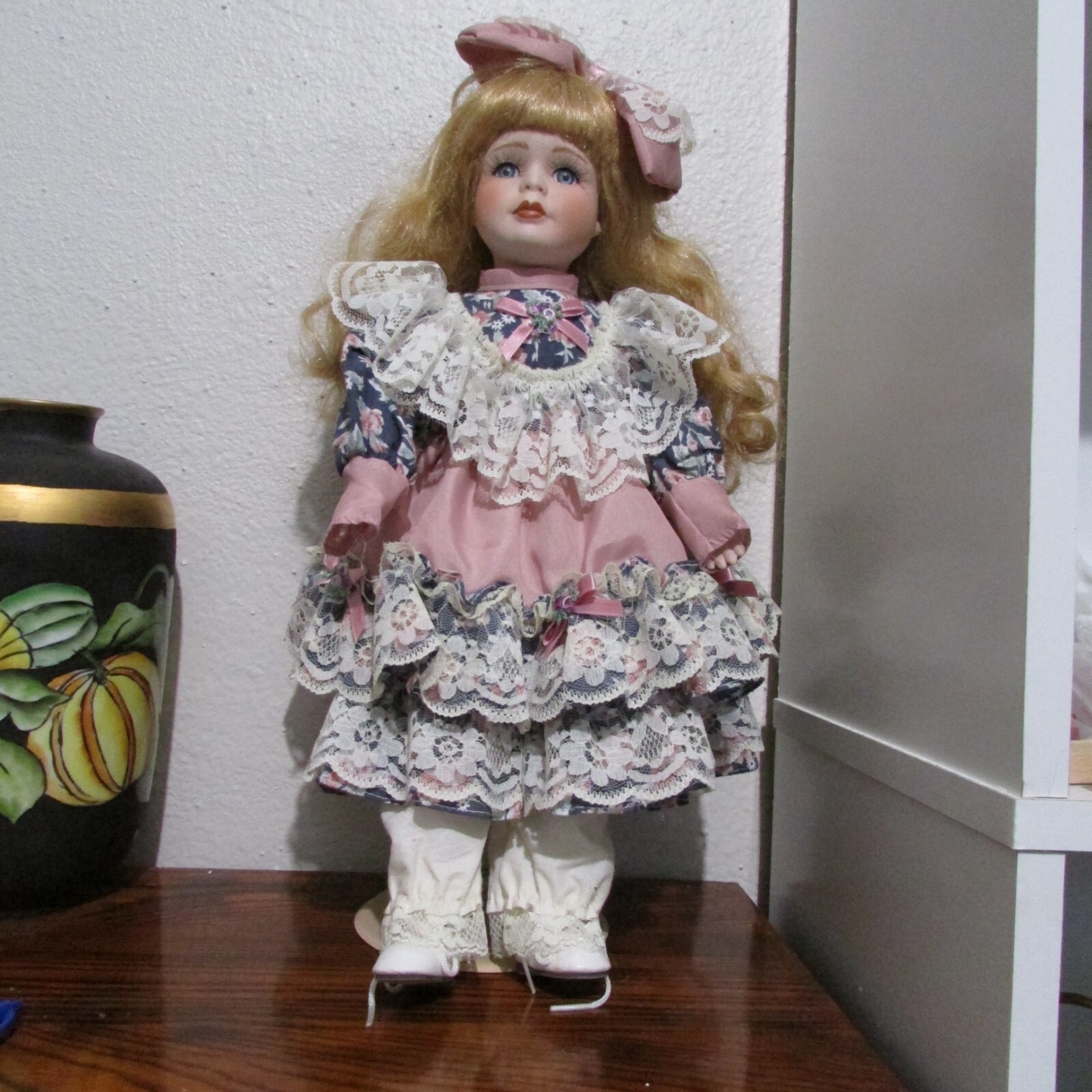 その他 porcelain doll Vintage Collectible Porcelain Doll In Ruffled Lacy Dress On