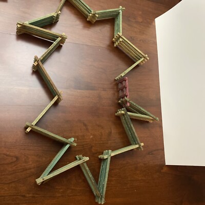 VINTAGE GREEN & RED WOODEN CHRISTMAS FOLDING FENCE FOR AROUND TREE OR TRAIN