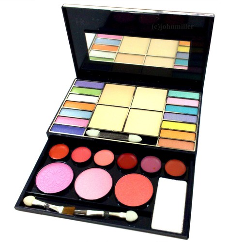 フェイスカラー ANASTASIA CONTOUR KIT LIGHT TO MEDIUM Anastasia Beverly Hills Powder Contour Kit Light to Medium