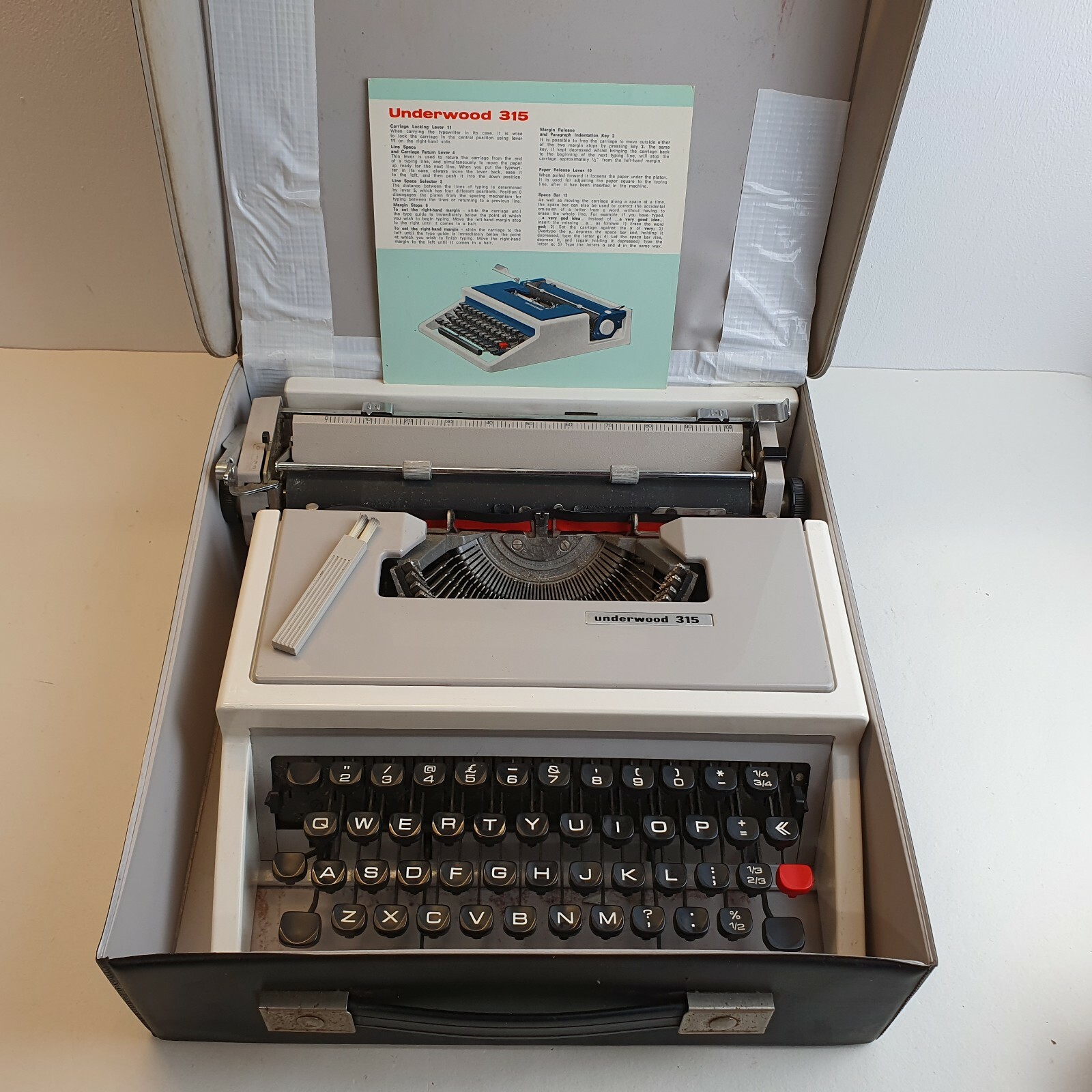 Olivetti Underwood 315 Typewriter Vintage 1970's Portable Spanish
