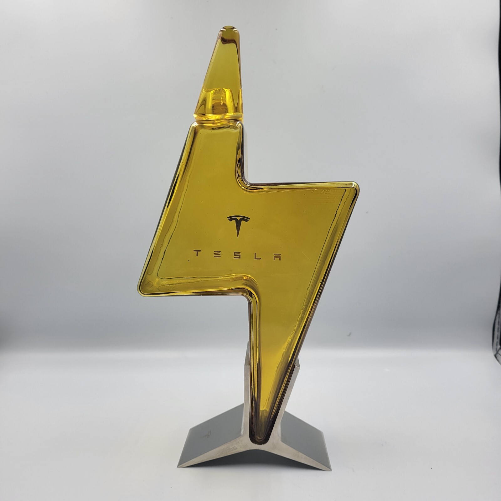 Tesla(テスラ)　デキャンタ Amazon.com | Tesla Tequila Decanter Bottle & Stand - Limited
