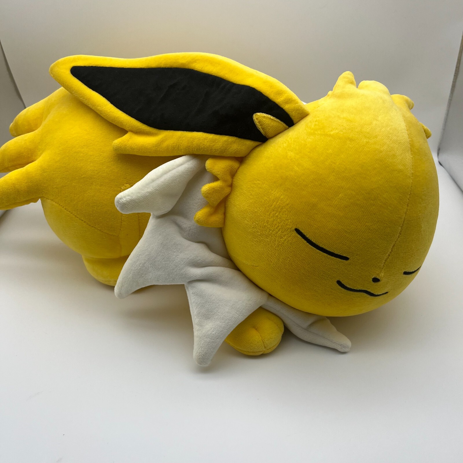 Pokemon サンダース Jolteon ふわふわ抱きぬいぐるみ ふわふわ抱きぬいぐるみ サンダース ｜【公式】ポケモンセンター