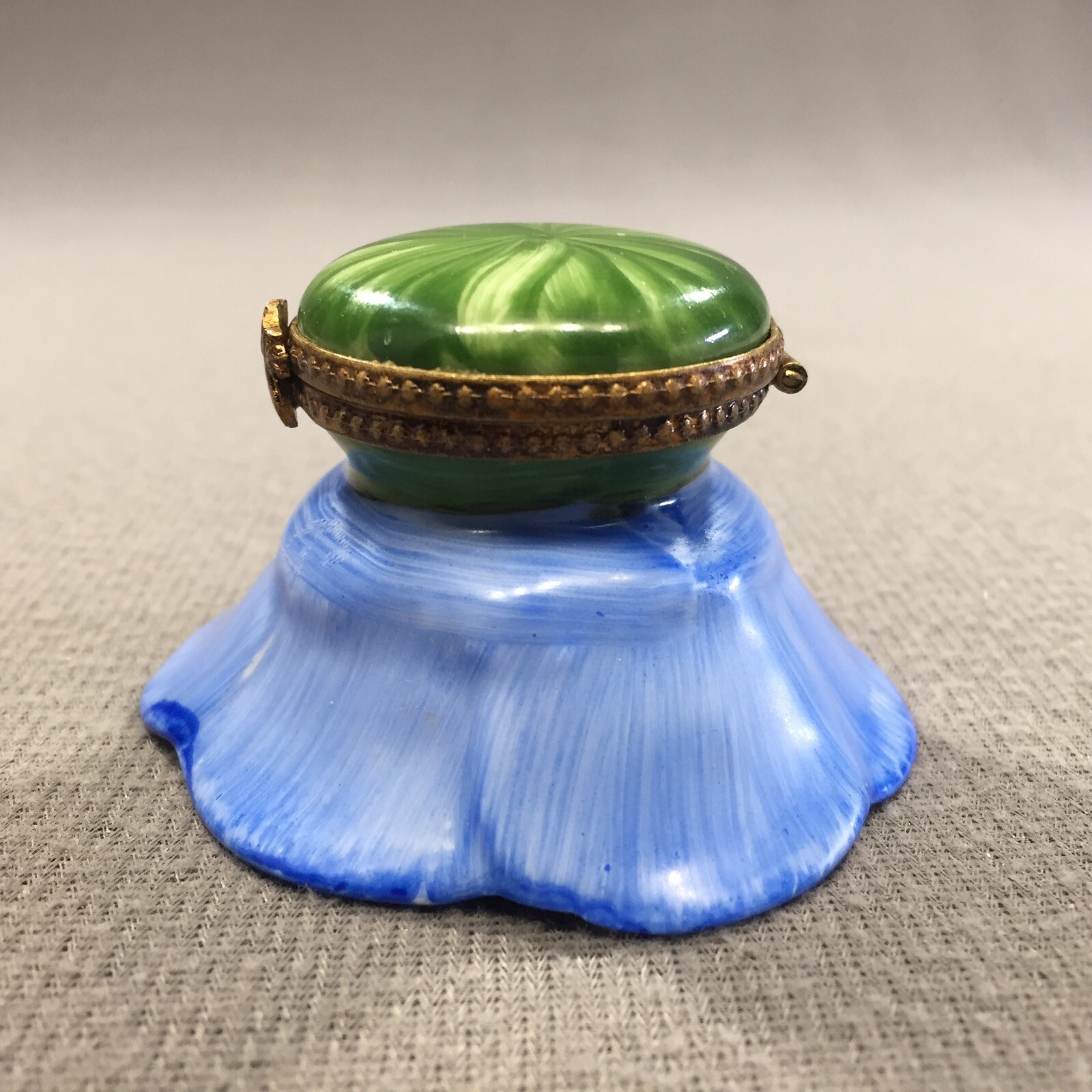 Limoges France Peint Main Blue Flower Bee Clasp Trinket Box