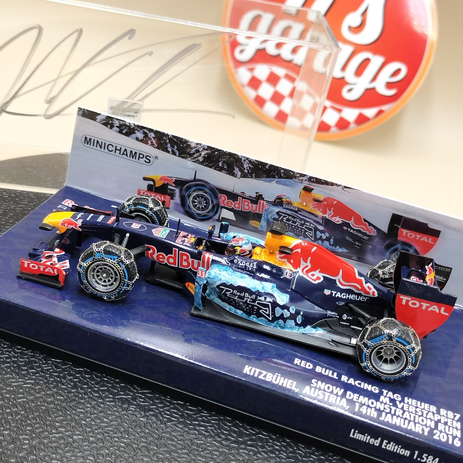 MINICHAMPS 1/43 Red Bull RB7 Snow Demonstration Run