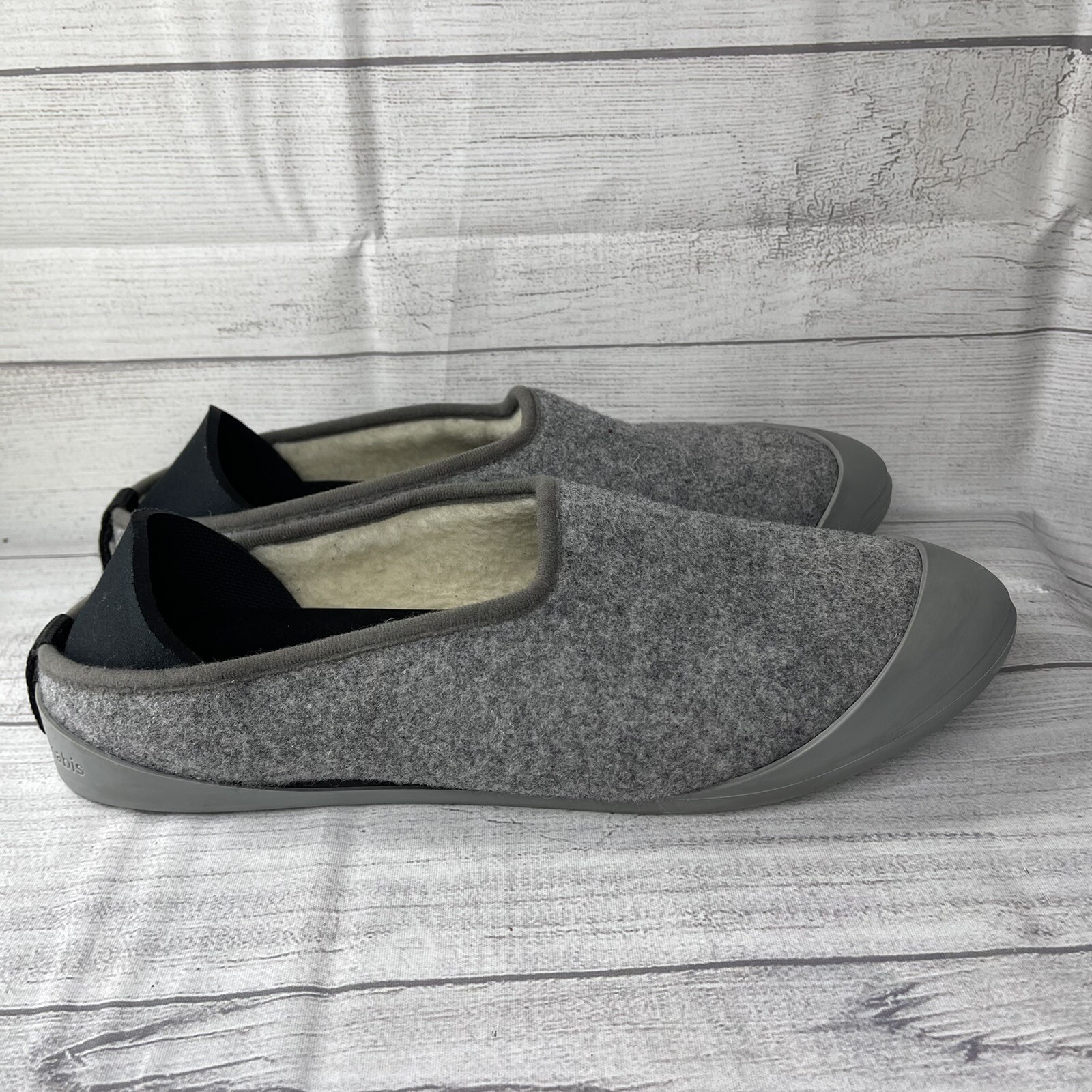 US 10.5 (EU 44) Gray Curve Slippers 