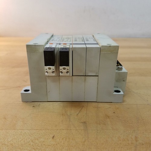 SMC Solenoid Valve Manifold Assembly (2) SMC VQ2100-5, (2) SMC VVQ2000-10A-1