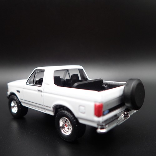 1993 93 FORD BRONCO XLT WHITE 1:64 SCALE COLLECTIBLE DIORAMA DIECAST MODEL CAR 1993 93 FORD BRONCO XLT WHITE 1:64 SCALE COLLECTIBLE DIORAMA DIECAST MODEL CAR