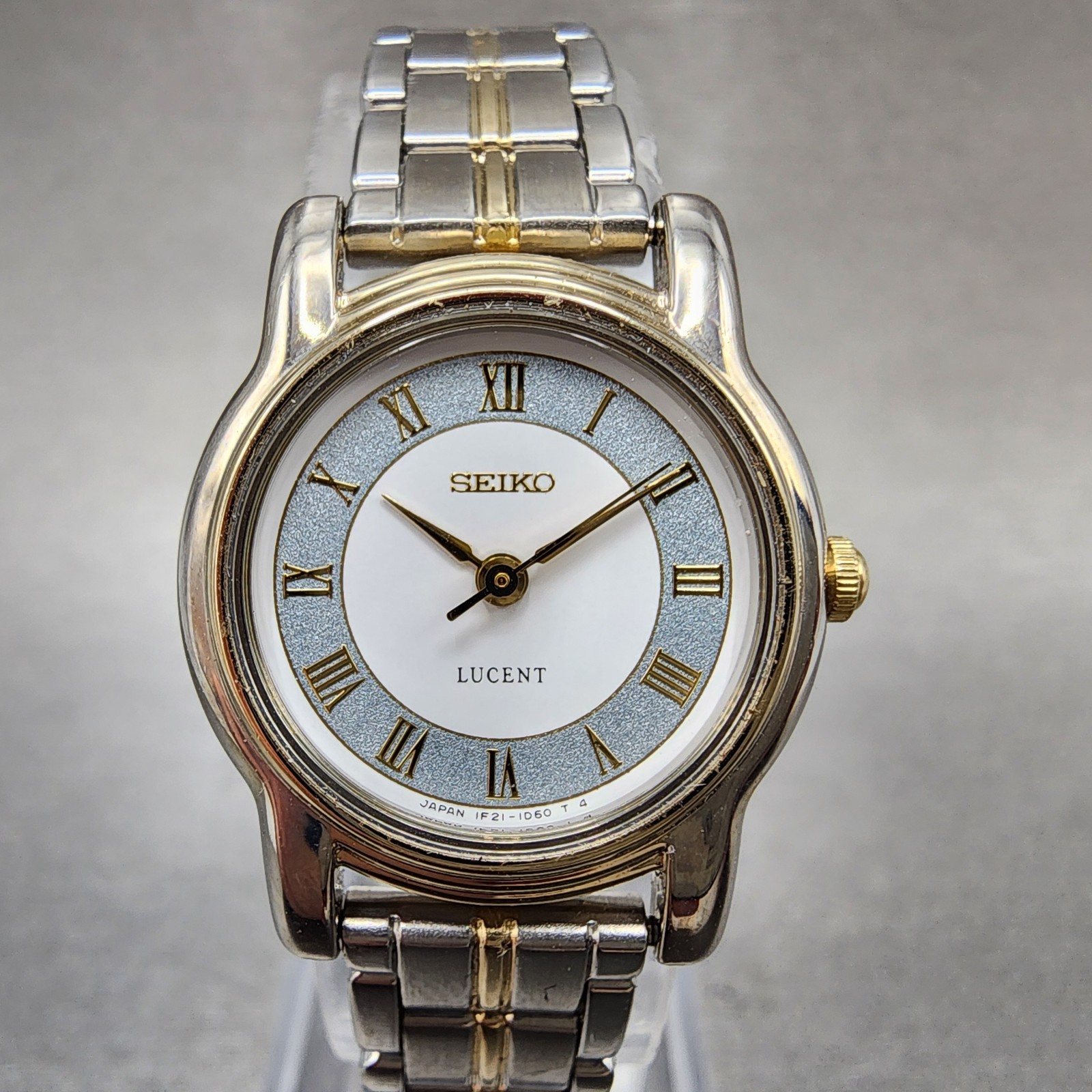 61【美品】SEIKO 時計　LUCENT 1F21-0E80 レディース 送料無料 ヴィンテージ SEIKO LUCENT クォーツ腕時計 白 ライト