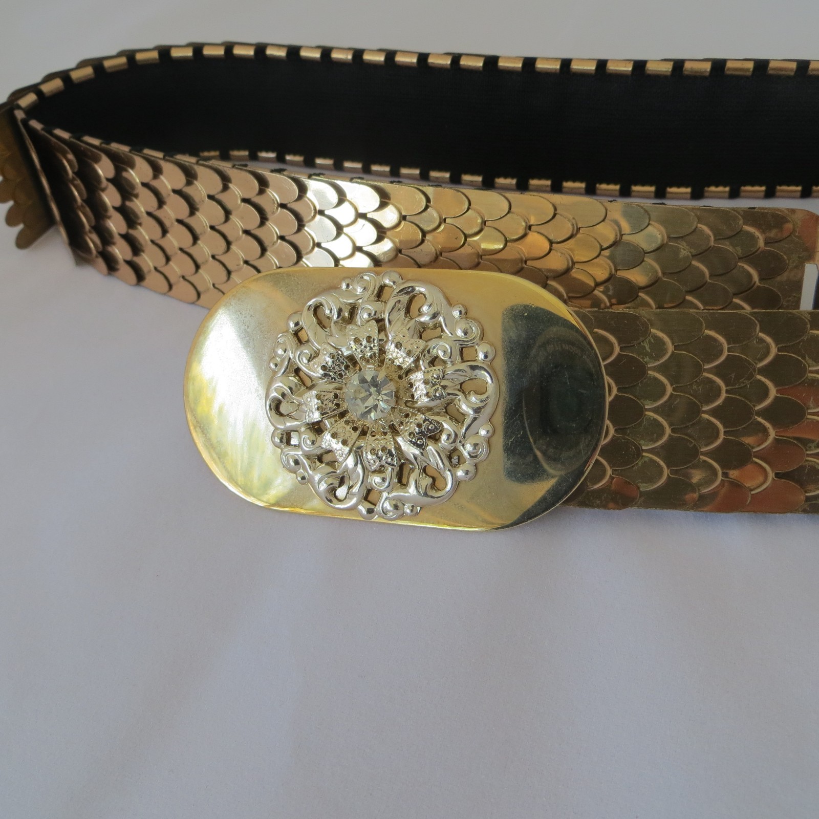 Vtg are Gold Tone Brass Fish Snake Scale Elastic Belt Medallion Retro Old