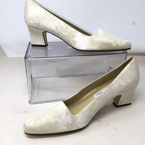 Vintage Womens Connie Shoes 10.5 Cream Damask Fabric Low Vintage Womens Connie Shoes 10.5 Cream Damask Fabric Low
