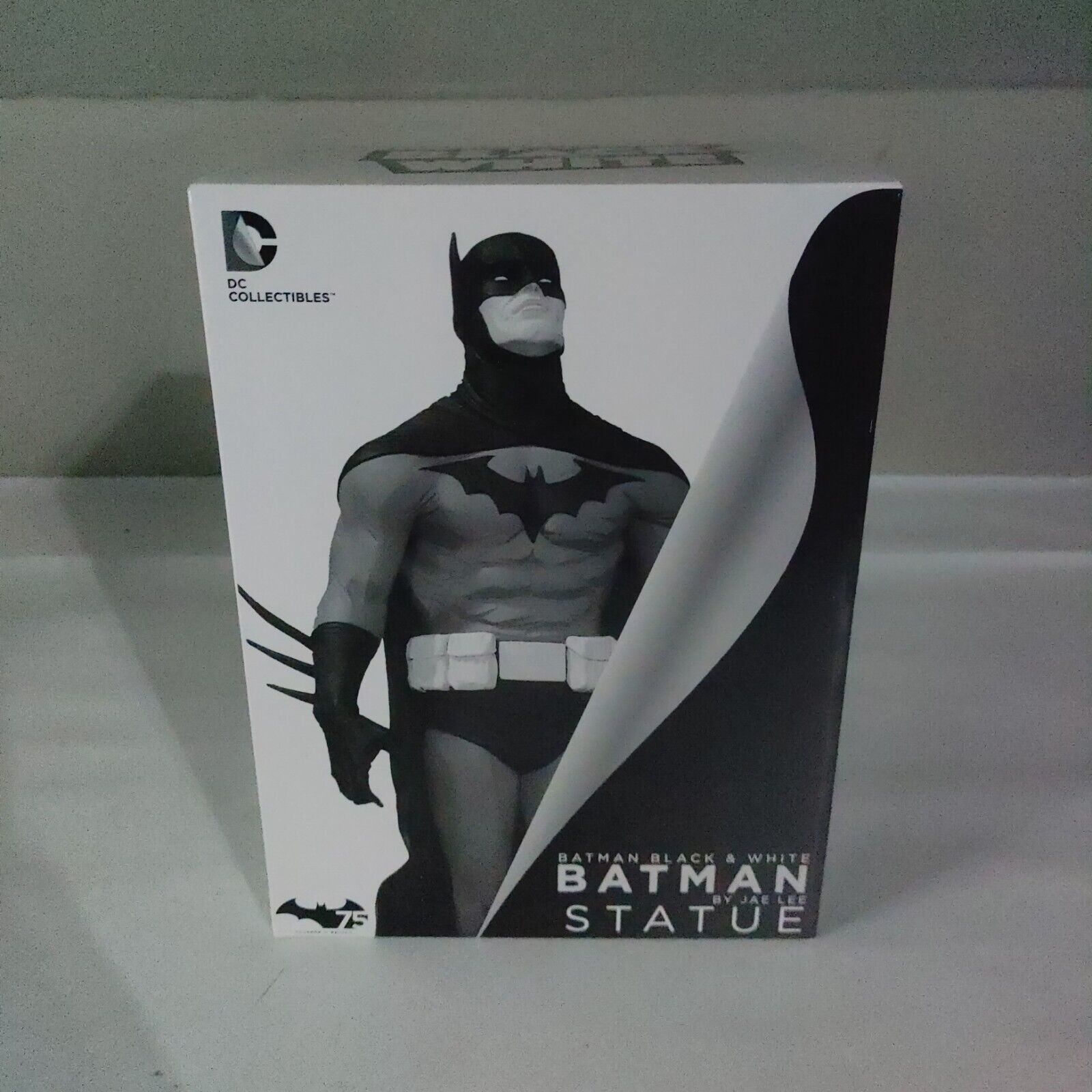 Batman Black and White Statue Jae Lee 1822/5200 DC Batman Black and White Statue Jae Lee 1822/5200 DC