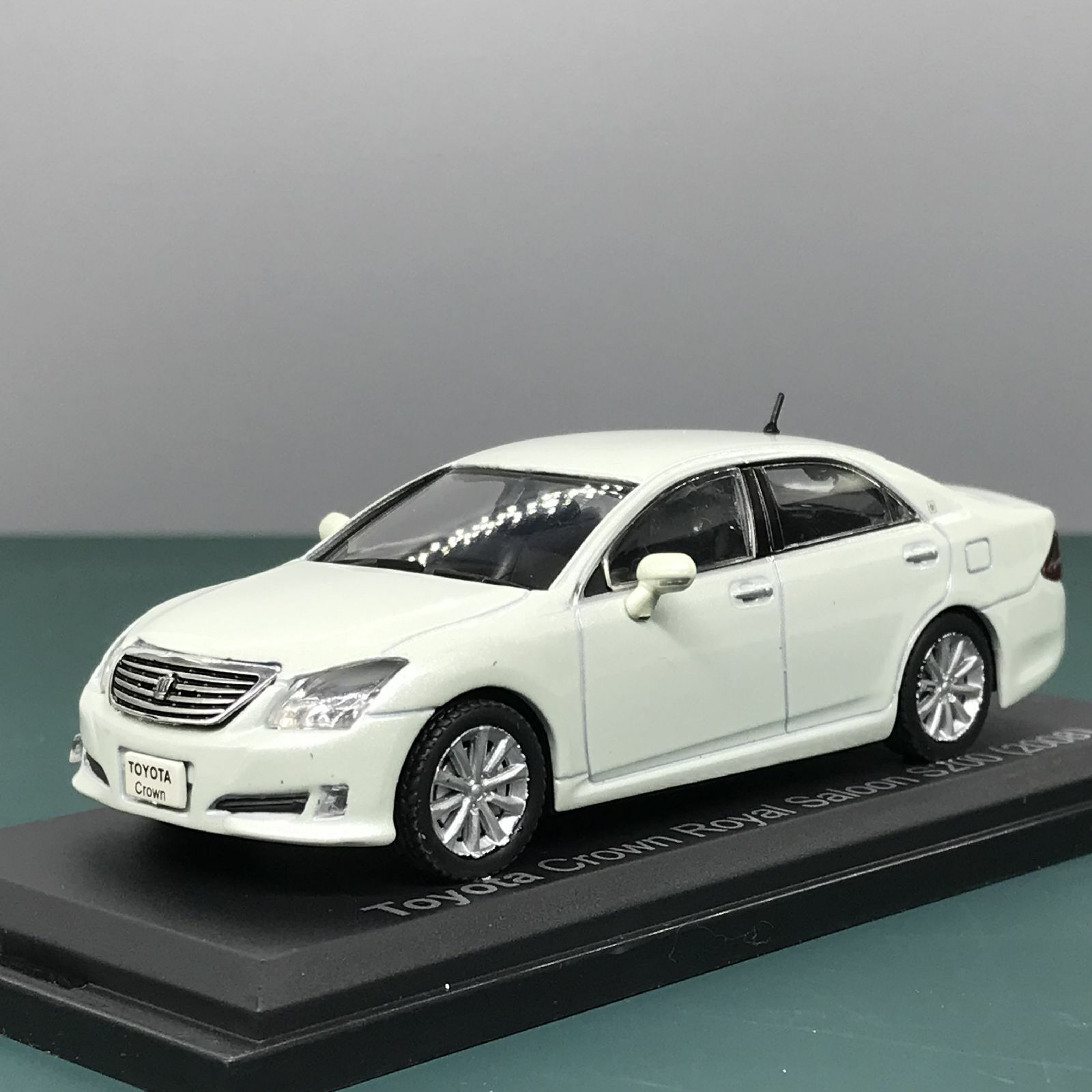 Mini Car Toyota Crown Royal Saloon 2008 White 1/43 Scale Box Mini Car Toyota Crown Royal Saloon 2008 White 1/43 Scale Box