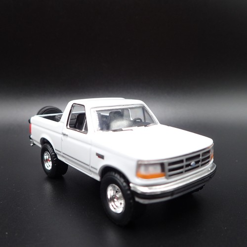 1993 93 FORD BRONCO XLT WHITE 1:64 SCALE COLLECTIBLE DIORAMA DIECAST MODEL CAR 1993 93 FORD BRONCO XLT WHITE 1:64 SCALE COLLECTIBLE DIORAMA DIECAST MODEL CAR