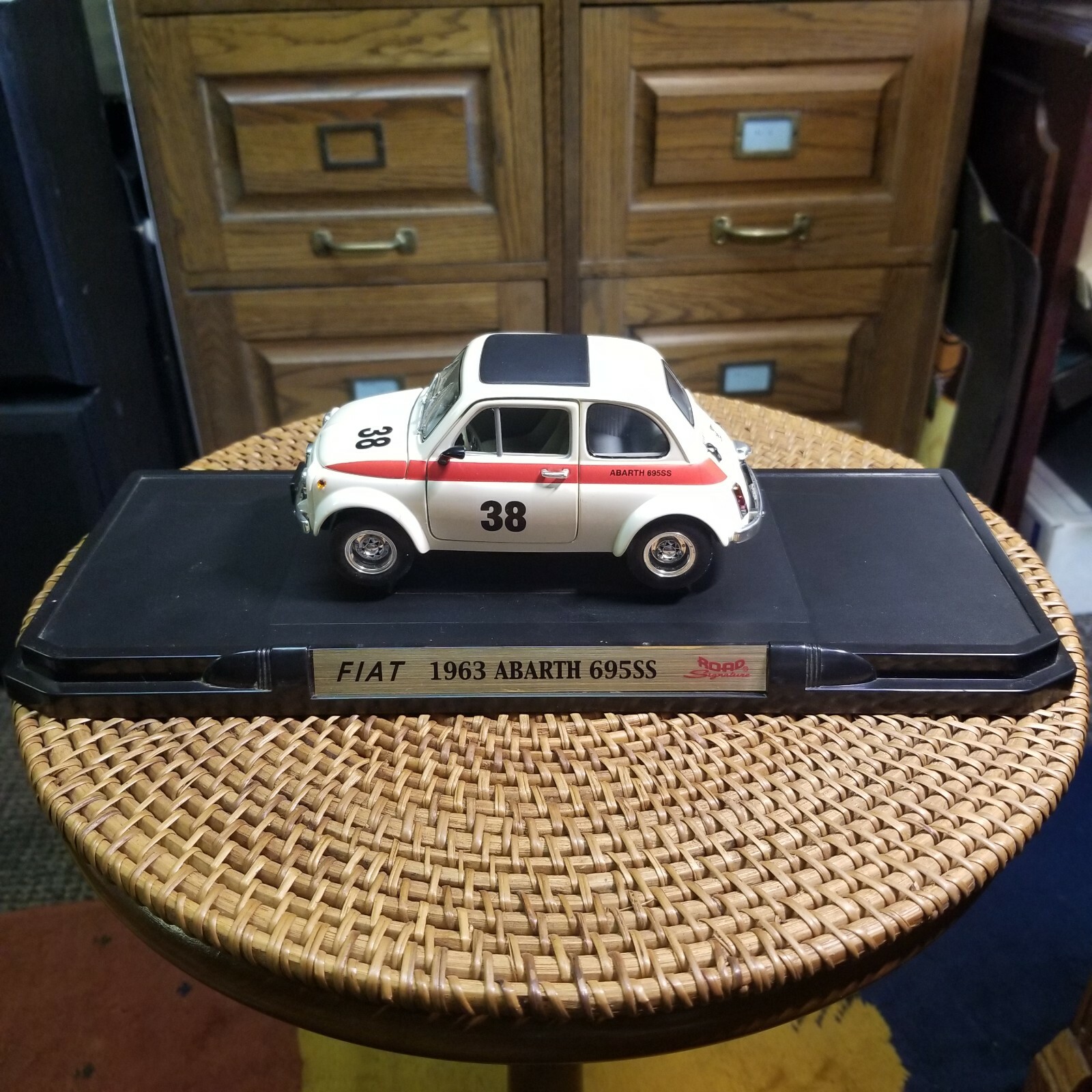 1/18 ロードシグネチャー 1963 フィアット アバルト 695SS Road Signatures 1963 Fiat Abarth 695SS 1:18 Die-Cast Metal