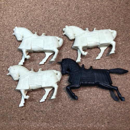 Lot Of 4 MARX ROBIN HOOD CASTLE HORSES 1 Black & 3 White CREAM PLASTIC TOYs