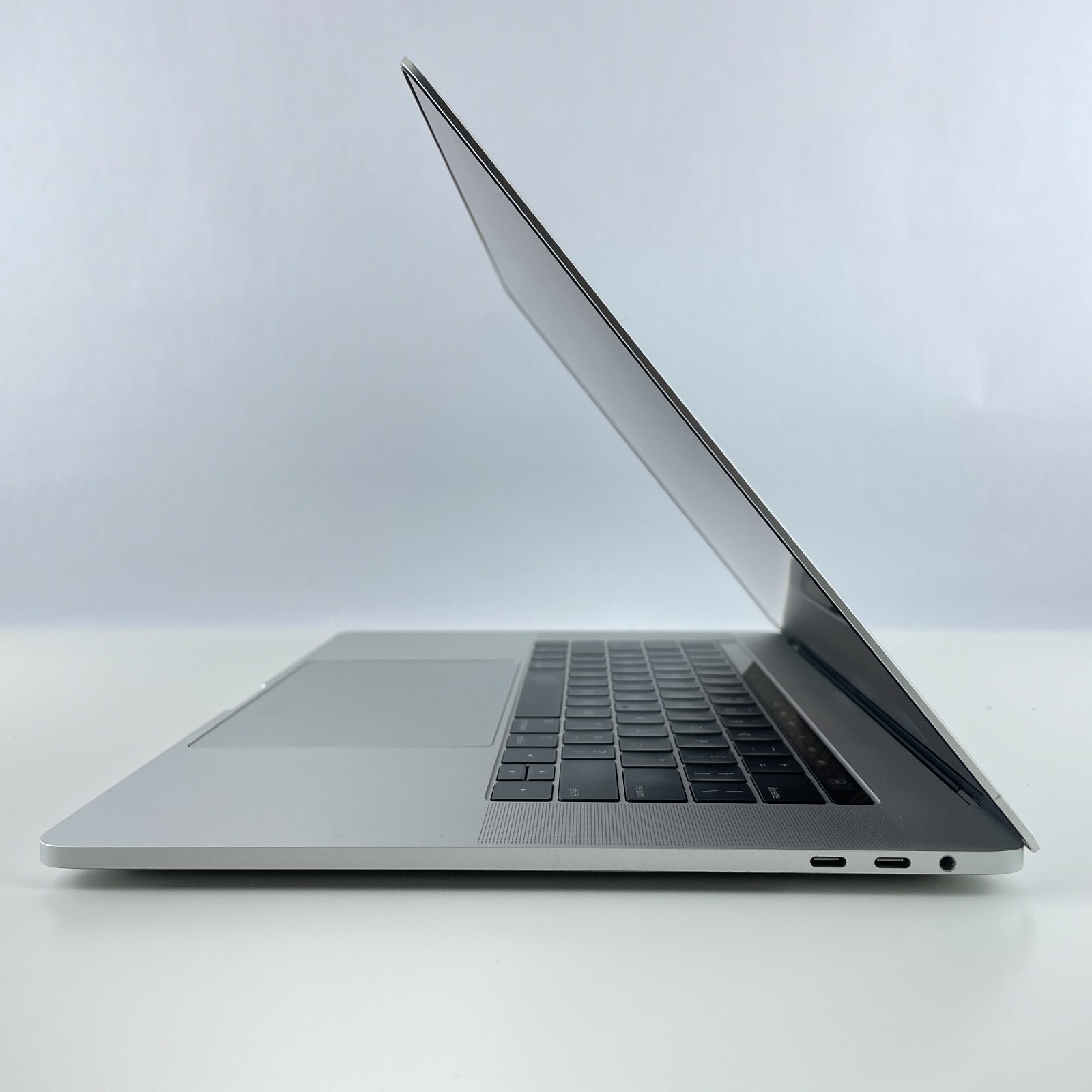 MacBook Pro 15 2018 Silver | 2.6 i7 32GB 512GB 560X 3 Year Warranty - Very Good - Picture 5 of 12