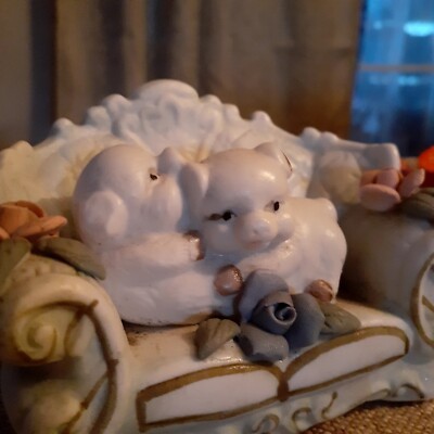 Pigs On A Couch Figurine Cute