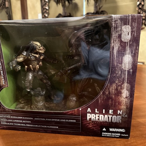SF・ファンタジー・ホラー REAL ACTION SERIES AILENS PREDATOR McFarlane Toys - Movie Maniacs Series 5 - Alien & Predator