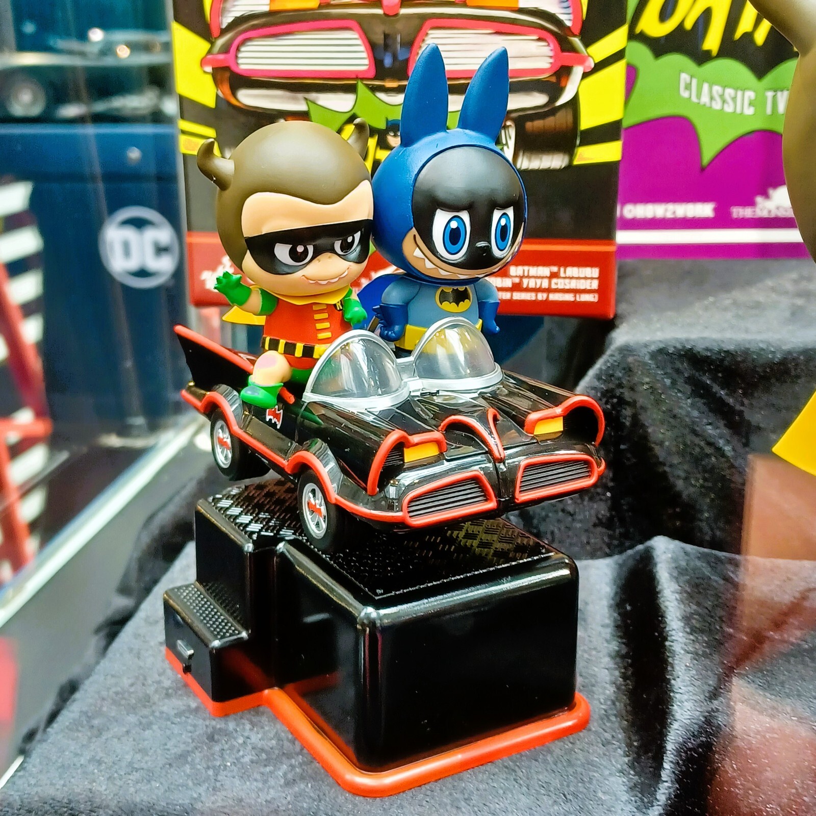 Hot Toys BATMAN (1966) BATMAN LABUBU & ROBIN YAYA COSRIDER Hot Toys BATMAN (1966) BATMAN LABUBU & ROBIN YAYA COSRIDER
