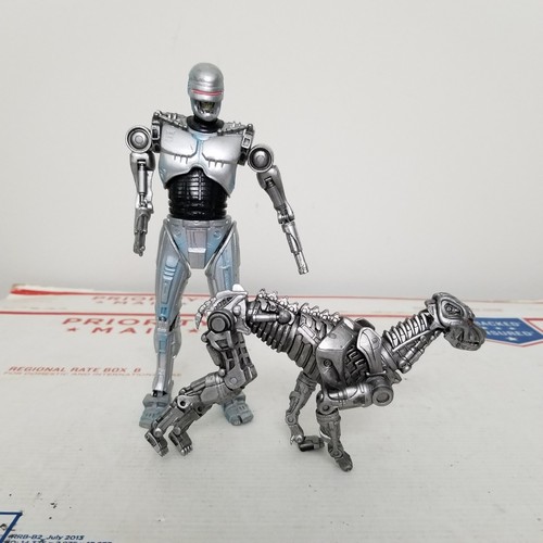 RoboCop Vs The Terminator EndoCop &amp; Terminator Dog Two Pack (製造元：NECA) [並行輸入品] ROBOCOP Vs TERMINATOR 2-Pack ENDOCORP-TERMINATOR DOG 7