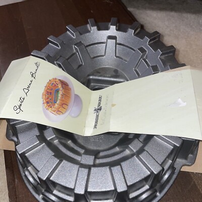 NORDIC WARE Bundt Cake Pan ~ New, Sports Arena, 9 Cups, 2.1 Liters