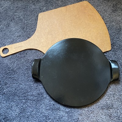 Emile Henry Black 25.5cm 10'' Round BBQ Ceramic Pizza Stone with Epicurean Peel