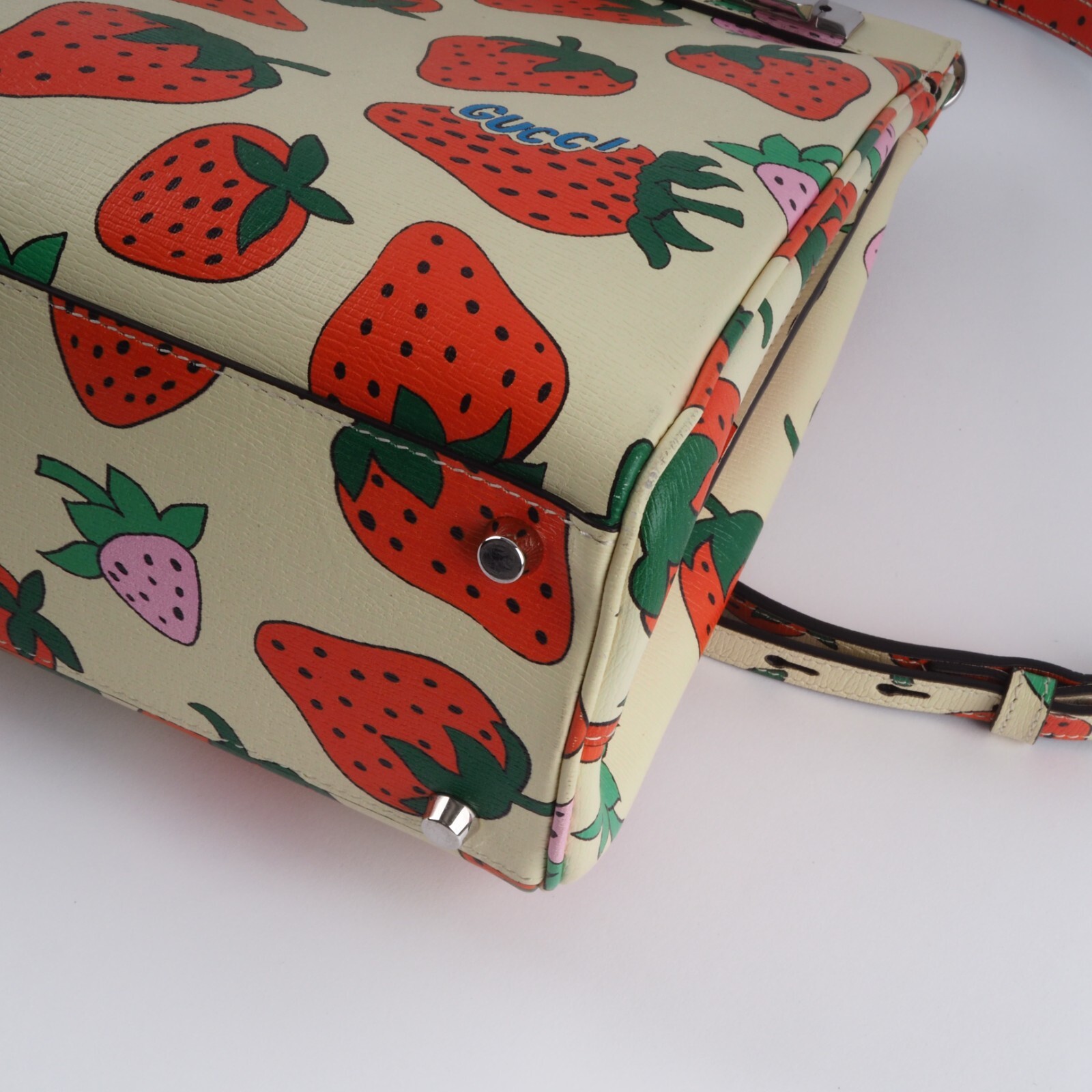 GUCCI Zumi Top Handle Medium Strawberry Print Limited 564714 GUCCI Zumi Top Handle Medium Strawberry Print Limited 564714