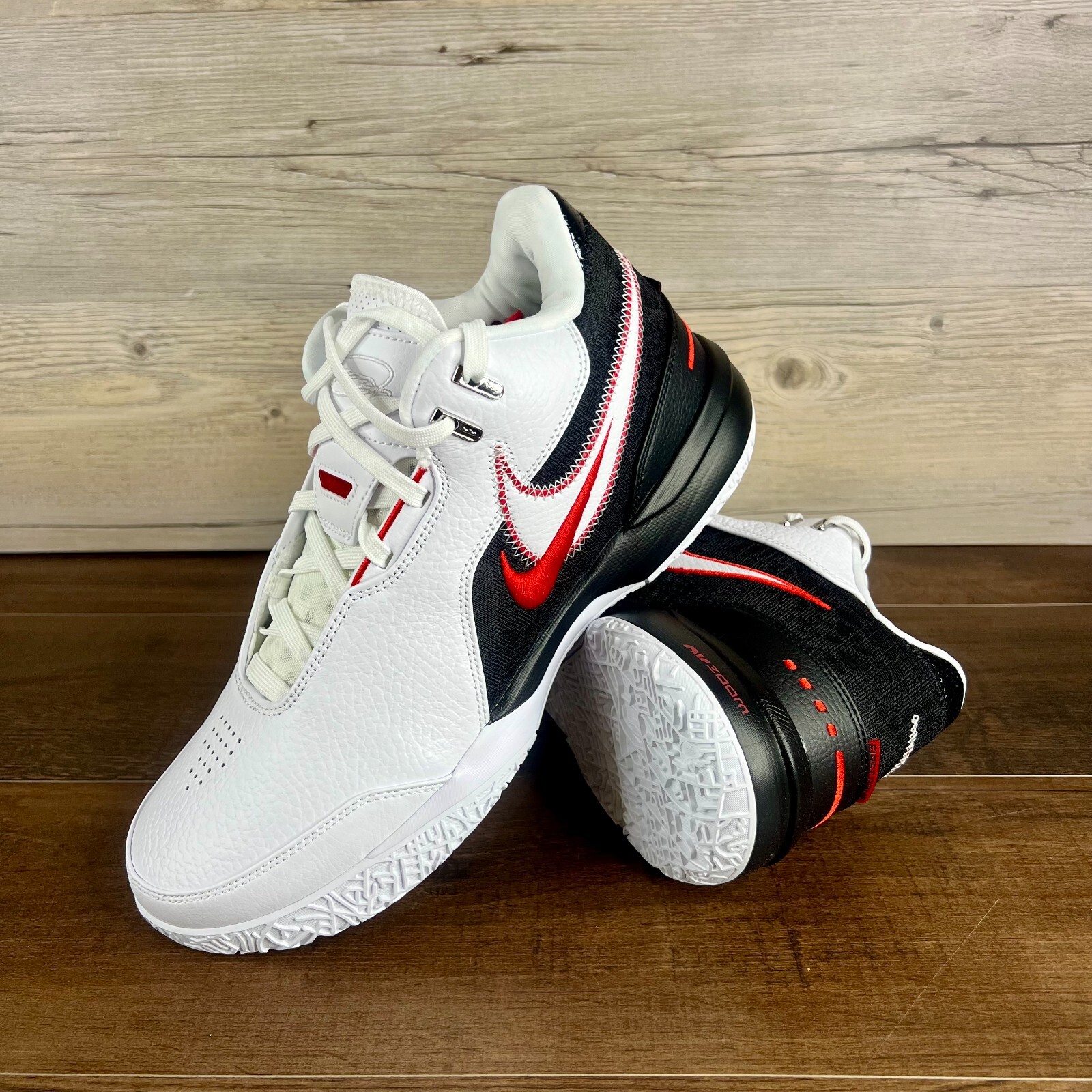 未使用NIKE LEBRON NXXT Gen ホワイト/ブラック/レッド Nike LeBron NXXT Gen AMPD M - White/University Red/Metallic
